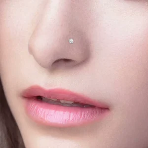 Femme avec Piercing Nostril Stud Courbé Titane à Demi-Sphère Sertie.