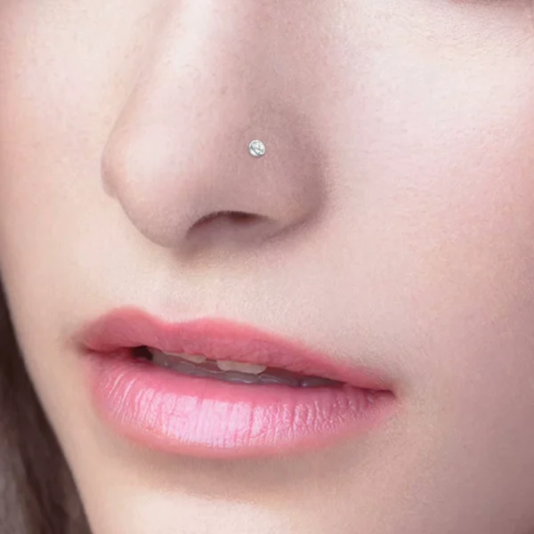 Femme avec Piercing Nostril Stud Courbé Titane à Demi-Sphère Sertie Femme avec Piercing Nostril Stud Courbé Titane à Demi-Sphère Sertie.