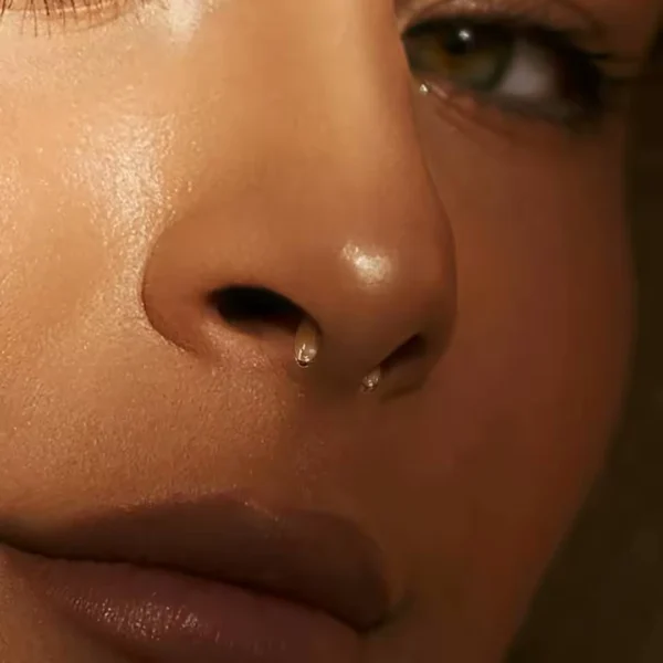 Femme avec Retainer en Bioflex® Transparent 1,6 mm au Septum Femme avec Retainer en Bioflex® Transparent 1,6 mm au Septum.