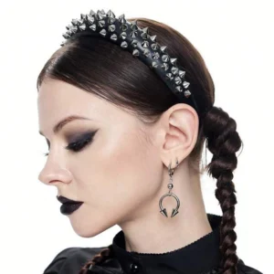 Femme avec Serre-Tête en Cuir Clouté Noir.