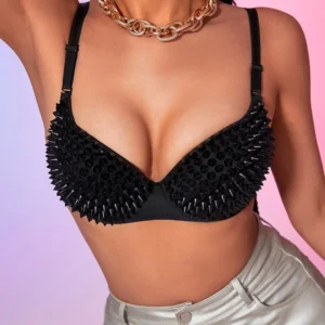 Femme avec Soutien-Gorge Push-Up à Spikes Noirs.