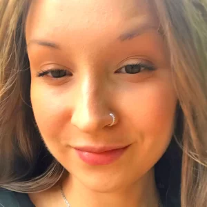 Femme avec un Piercing à la Narine (nostril) de type Anneau Clicker en Acier 316L à Barrette Sertie.