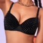 Femme portant un Soutien-Gorge Push-Up Orné de Clous Noirs.