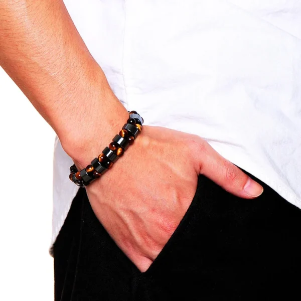 Homme avec Bracelet Perles Œil de Tigre 6 mm & Segments Hématite Homme avec Bracelet Perles Œil de Tigre 6 mm & Segments Hématite.