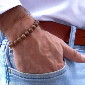 Homme avec Bracelet de Perles en Bois Naturel 8 mm au Poignet.