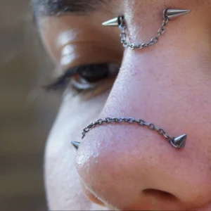 Homme avec Chaîne de Nez Double Piercing Nostril & Bridge en Acier 316L.
