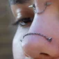 Homme avec Chaîne de Nez Double Piercing Nostril & Bridge en Acier 316L.