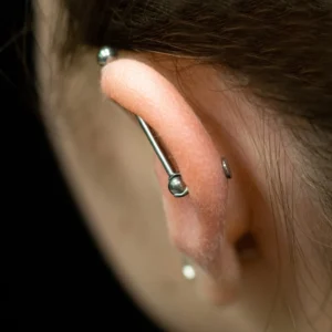 Piercing Industriel à Angle Articulé avec Connecteur entre Barbell Droit et Labret.