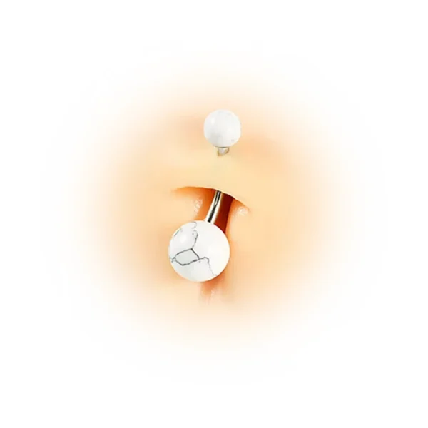 Piercing à Perles d'Howlite Blanche sur Nombril Piercing à Perles d'Howlite Blanche sur Nombril.