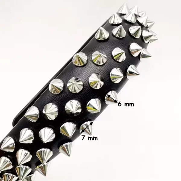 Serre-Tête en Cuir Clouté Noir ou Rouge - Pointes 6 mm Serre-Tête en Cuir Clouté Noir ou Rouge - Pointes 6 mm.