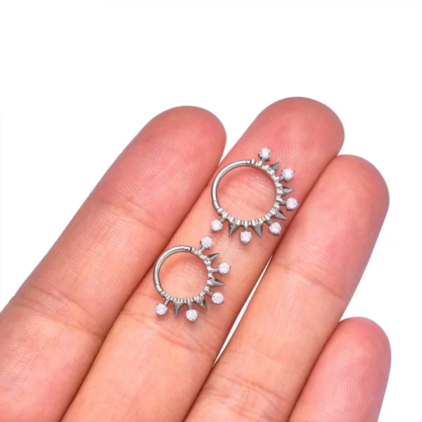 Clicker Titane Arc de Pointes Métalliques Ponctué de Zircons 8-10 mm Clicker Titane Arc de Pointes Métalliques Ponctué de Zircons 8-10 mm.