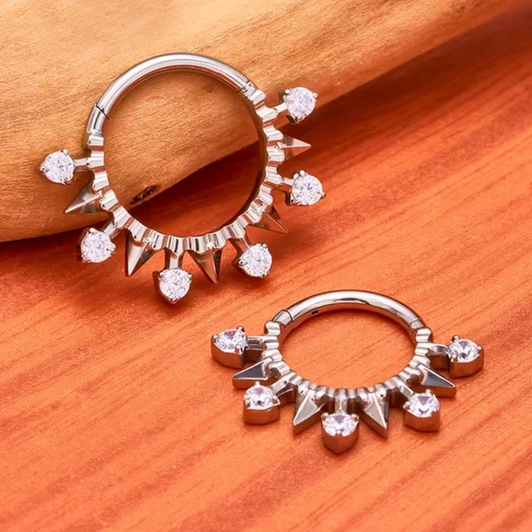 Clicker Titane Arc de Pointes Métalliques Ponctué de Zircons (variantes 10 mm et 8 mm) Clicker Titane Arc de Pointes Métalliques Ponctué de Zircons (variantes 10 mm et 8 mm).