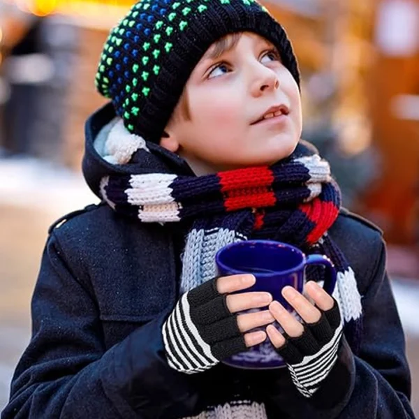 Enfant avec Mitaines à Rayures Noires & Blanches S-M Enfant avec Mitaines à Rayures Noires & Blanches S-M.