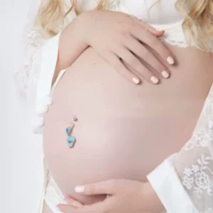Femme Enceinte avec Piercing Nombril Grossesse à Pieds de Bébé Bleu.