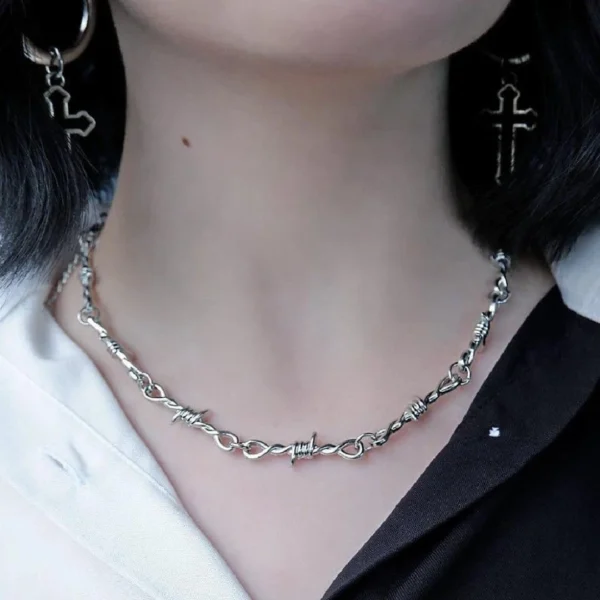 Femme Gothique avec Collier Choker en Fil Barbelé Acier 316L 39-44 cm au Ras du Cou Femme Gothique avec Collier Choker en Fil Barbelé Acier 316L 39-44 cm au Ras du Cou.