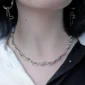 Femme Gothique avec Collier Choker en Fil Barbelé Acier 316L 39-44 cm au Ras du Cou.