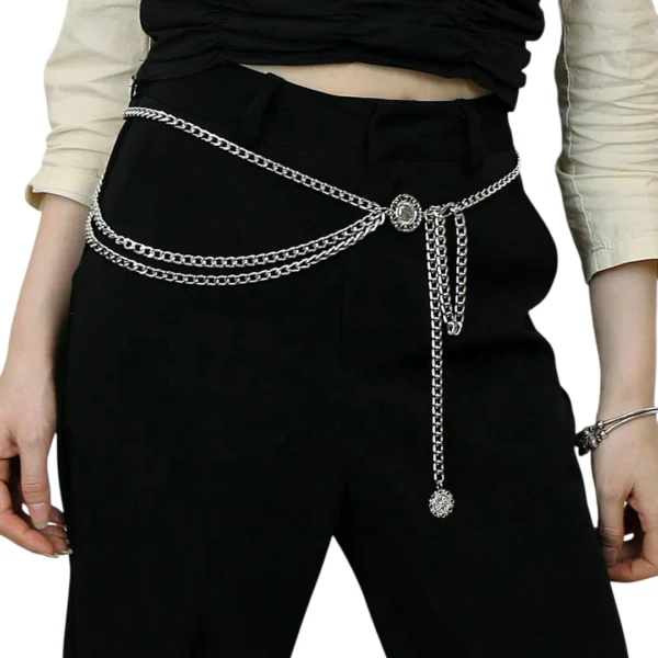 Femme avec Ceinture Chaîne de Taille Triple Rang Acier 316L Femme avec Ceinture Chaîne de Taille Triple Rang Acier 316L.