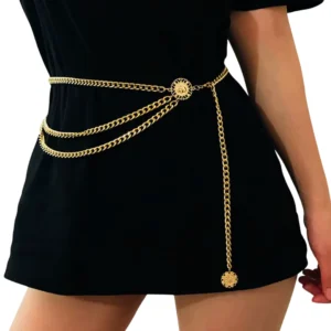 Femme avec Ceinture Chaîne de Taille Triple Rang en Acier 316L Doré PVD.