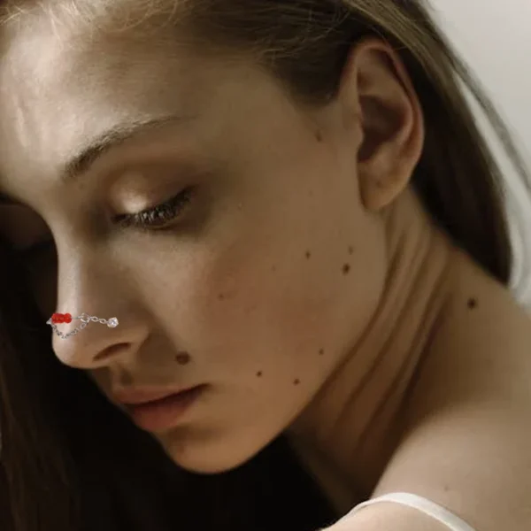 Femme avec Chaîne de Nez Double Nostril à Perles Rouges 31-49 mm Femme avec Chaîne de Nez Double Nostril à Perles Rouges 31-49 mm.