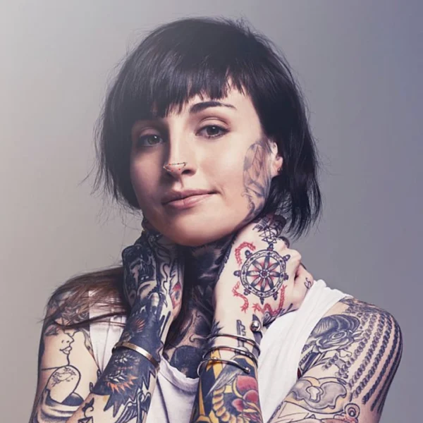 Femme avec Chaîne de Nez à Double Rangée Perlée Rouge 32-50 mm Femme avec Chaîne de Nez à Double Rangée Perlée Rouge 32-50 mm.