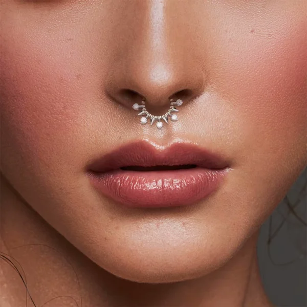 Femme avec Clicker Titane Arc de Pointes Métalliques Ponctué de Zircons au Septum Femme avec Clicker Titane Arc de Pointes Métalliques Ponctué de Zircons au Septum.