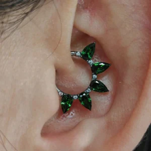 Femme avec Clicker Titane à 5 Marquises de Zirconiums Émeraude au Daith (cartilage oreille).