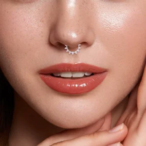 Femme avec Piercing Clicker Titane Arc Harmonieux en Zirconiums Marquise au Septum