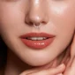 Femme avec Piercing Clicker Titane Arc Harmonieux en Zirconiums Marquise au Septum
