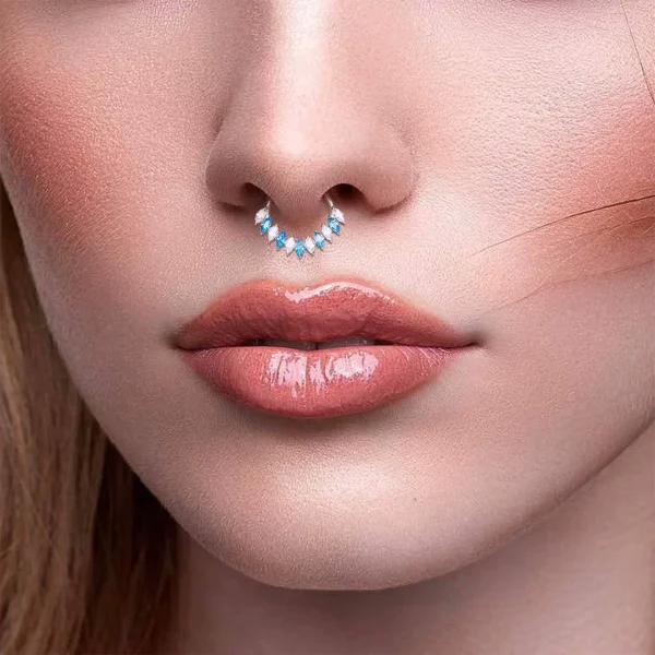 Femme avec Piercing Clicker Titane orné de Zirconiums Taille Marquise Bicolores au Septum Femme avec Piercing Clicker Titane orné de Zirconiums Taille Marquise Bicolores au Septum.