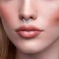 Femme avec Piercing Clicker Titane orné de Zirconiums Taille Marquise Bicolores au Septum.