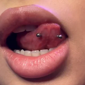 Femme avec Piercing Langue Snake Eyes Barbell Courbé en Titane 14 mm.