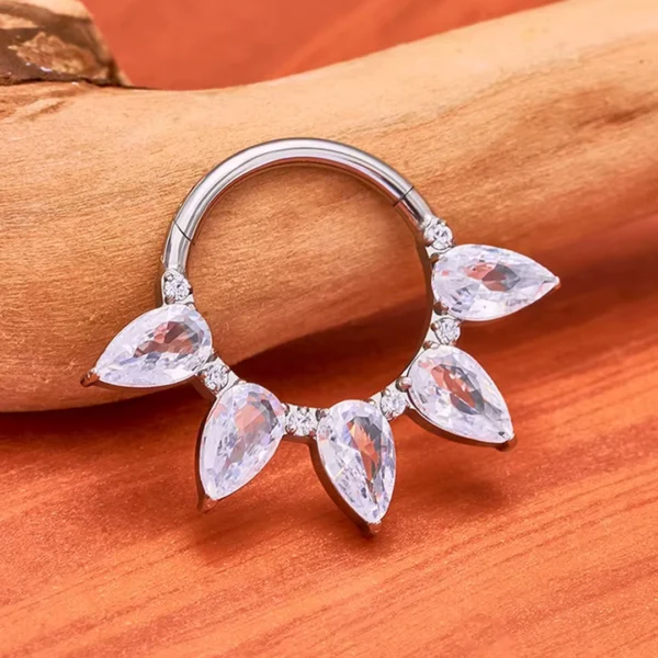 Piercing Clicker Titane à 5 Marquises de Zirconiums Étincelants Piercing Clicker Titane à 5 Marquises de Zirconiums Étincelants.