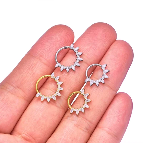 Piercing Clicker Titane à Arc Harmonieux de Zirconiums Taillés en Marquise Piercing Clicker Titane à Arc Harmonieux de Zirconiums Taillés en Marquise