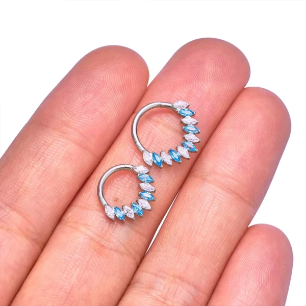 Piercing Clicker Titane orné de Zirconiums Taille Marquise Bicolores 8-10 mm Piercing Clicker Titane orné de Zirconiums Taille Marquise Bicolores 8-10 mm.