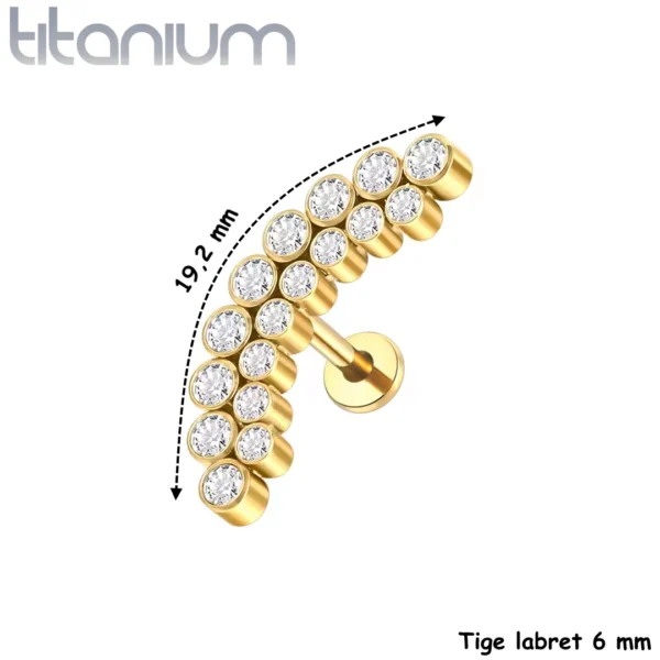 Piercing Labret Arqué Titane à Double Ligne de Zirconiums (variante anodisé doré 6 mm) Piercing Labret Arqué Titane à Double Ligne de Zirconiums (variante anodisé doré 6 mm).