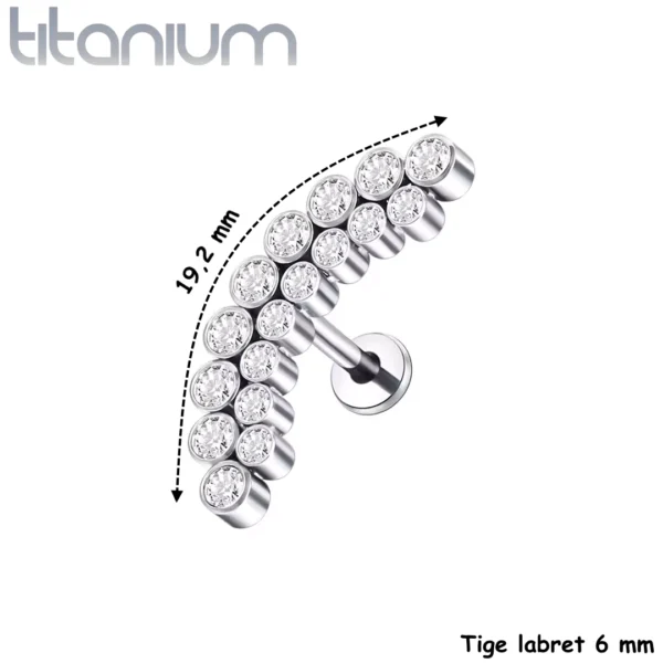 Piercing Labret Arqué Titane à Double Ligne de Zirconiums (variante gris argenté 6 mm) Piercing Labret Arqué Titane à Double Ligne de Zirconiums (variante gris argenté 6 mm).