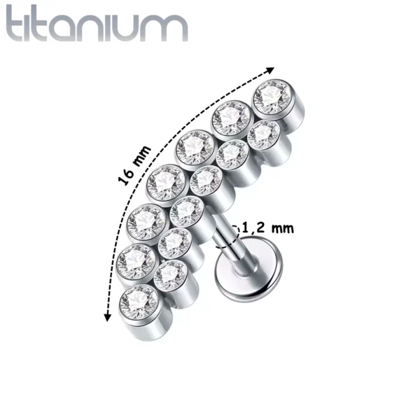 Piercing Labret Courbé Titane ASTM-F136 à Double Ligne de Zirconiums (variante gris argenté poli) Piercing Labret Courbé Titane ASTM-F136 à Double Ligne de Zirconiums (variante gris argenté poli).