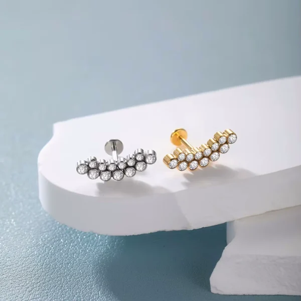 Piercing Labret Courbé Titane à Double Ligne de Zirconiums - Gris argenté ou Anodisé Doré Piercing Labret Courbé Titane à Double Ligne de Zirconiums - Gris argenté ou Anodisé Doré.