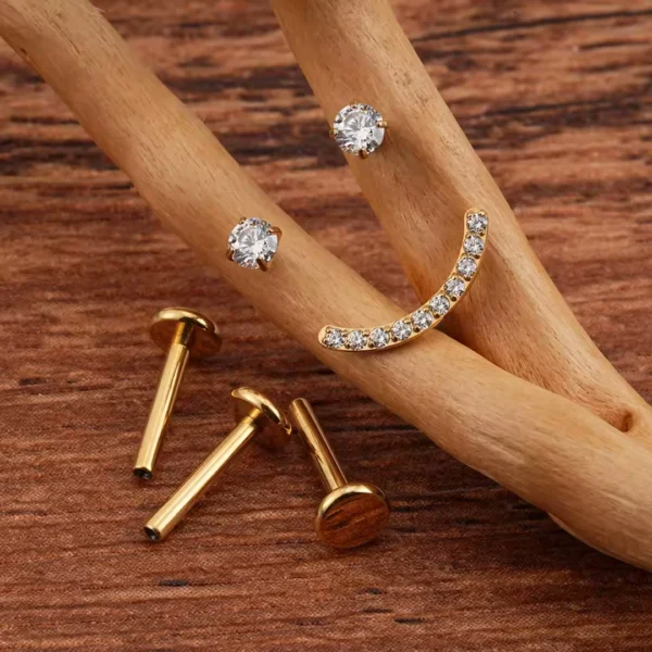 Trio Smiley Piercing Oreille en Titane Doré & Zircons Trio Smiley Piercing Oreille en Titane Doré & Zircons.