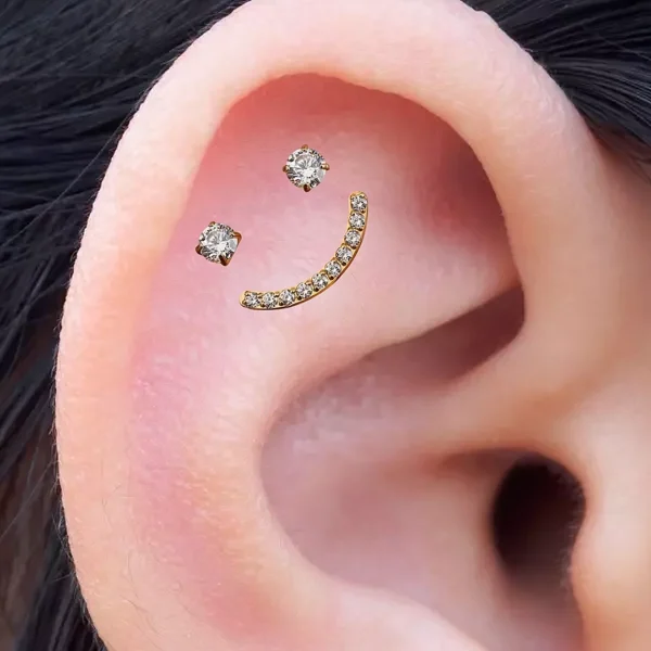 Trio Smiley Piercing Oreille en Titane Doré & Zircons (sur zone hélix et flat) Trio Smiley Piercing Oreille en Titane Doré & Zircons (sur zone hélix et flat).