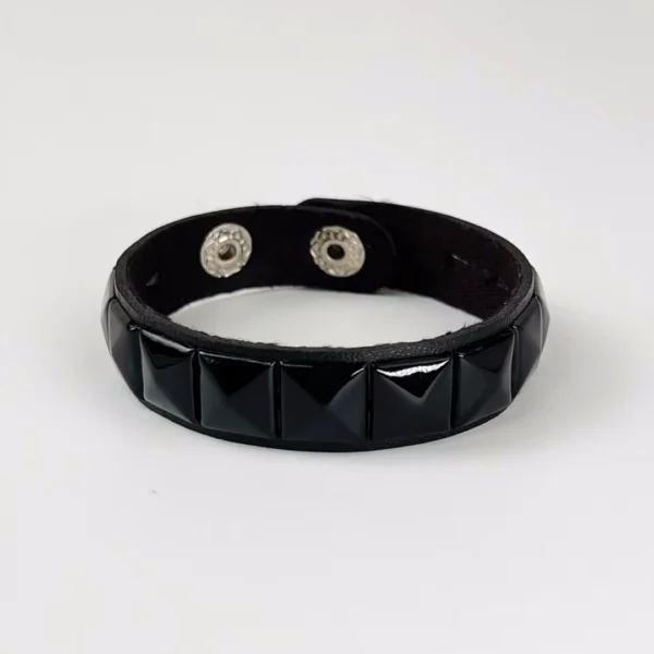 Bracelet Cuir à Rivets Punk Pyramide Noirs 1 Rangée Bracelet Cuir à Rivets Punk Pyramide Noirs 1 Rangée.