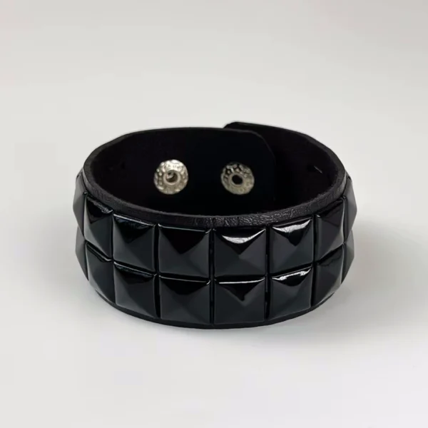 Bracelet Cuir à Rivets Punk Pyramide Noirs 2 Rangées Bracelet Cuir à Rivets Punk Pyramide Noirs 2 Rangées.