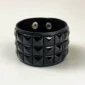 Bracelet Cuir à Rivets Punk Pyramide Noirs 3 Rangées.