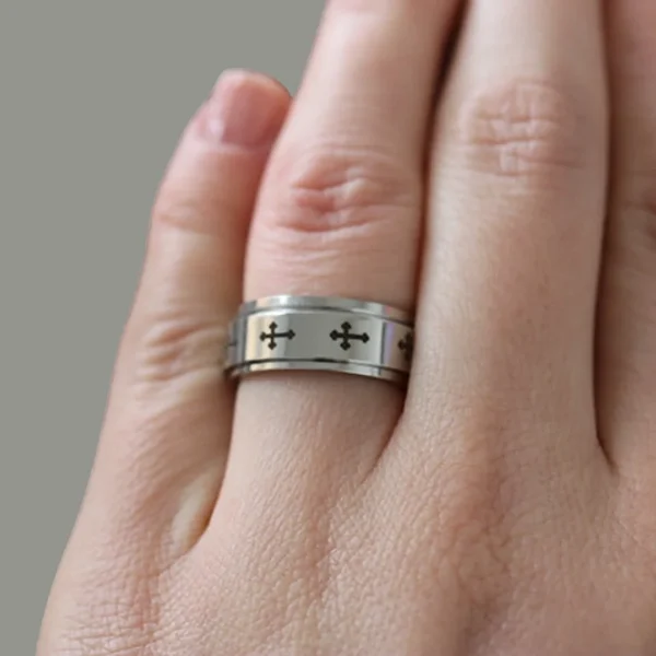 Femme avec Bague Rotative Anti-Stress à Croix Gothiques en Acier 316L Femme avec Bague Rotative Anti-Stress à Croix Gothiques en Acier 316L