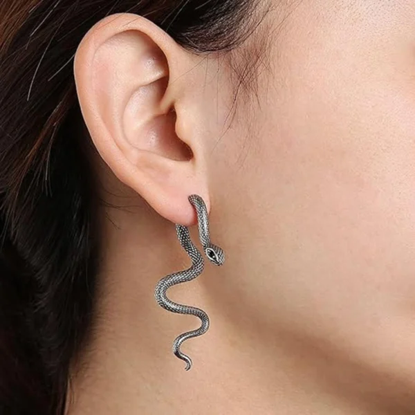 Femme avec Boucles d’Oreilles Serpent Traversant en Acier 316L Femme avec Boucles d’Oreilles Serpent Traversant en Acier 316L.