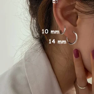 Femme avec des Boucles d'Oreilles Créoles en Acier 316L 10 et 14 mm.