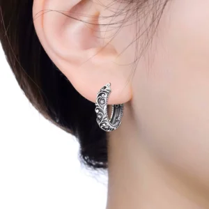 Femme avecCréoles Florales Gothiques Argent 925 & Zircons.