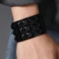 Homme Punk avec Bracelet Cuir à Rivets Pyramide Noirs 3 Rangées.