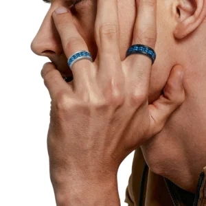 Homme avec Deux Bagues Anti-Stress à Double Anneau Rotatif Cranté.