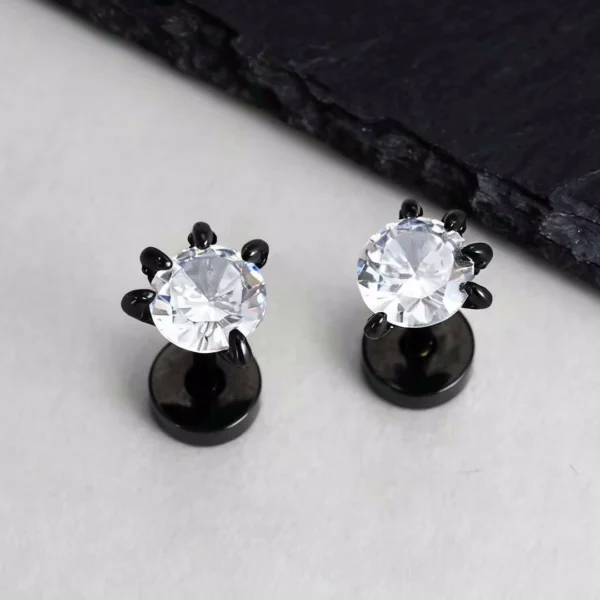 Boucles d'Oreilles Gothiques à Zircon Serti par 5 Griffes Démoniaques Boucles d'Oreilles Gothiques à Zircon Serti par 5 Griffes Démoniaques.